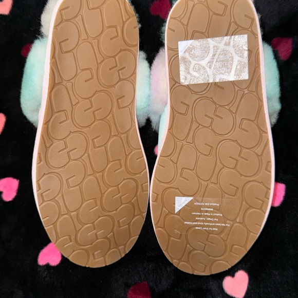 UGGS NEW IN BOX - Picture 4 of 6